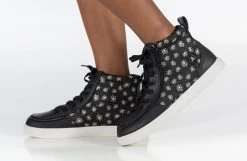 Black Daisy BILLY Classic Lace High Tops -Footwear Store BK22300 002 studio standing 1 940x614 176cbf99 c9ce 4e55 a321 9d5a596cebb3