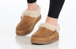 Chestnut BILLY Cozy Slippers -Footwear Store BK22446 250 studio standing 2 940x614 19751d46 da96 4906 9ef1 d7e60eea1d84