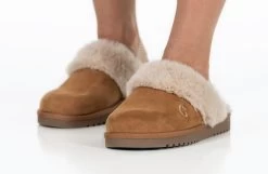 Women's Chestnut BILLY Cozy Sling Scuff -Footwear Store BW22447 250 studio standing 2 940x614 780d29d0 2fca 4975 8e0d f32e06b71c15